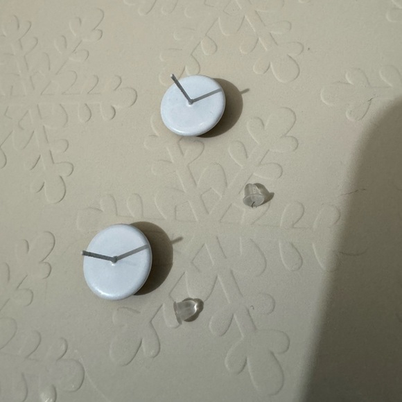 ❄️ SALE! NEW Black Cat Stud Earrings .5” White Metal - Picture 5 of 6